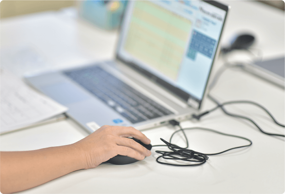 パソコン操作をする人の手の写真