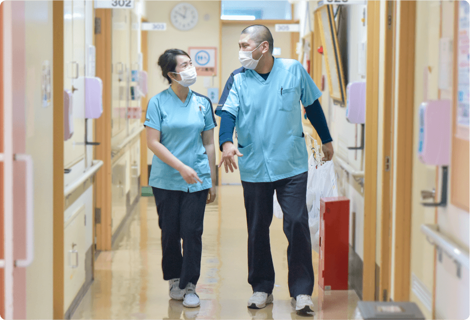 楽しそうに仕事をするスタッフの写真