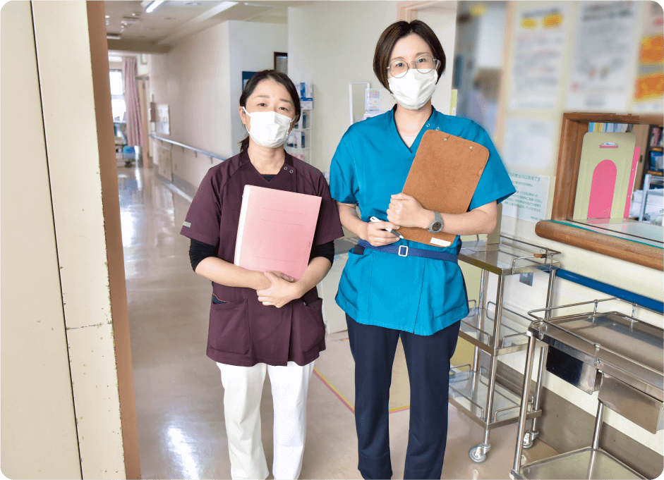 ファイルを持つスタッフの写真