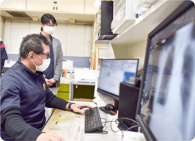 パソコン操作をするスタッフの写真