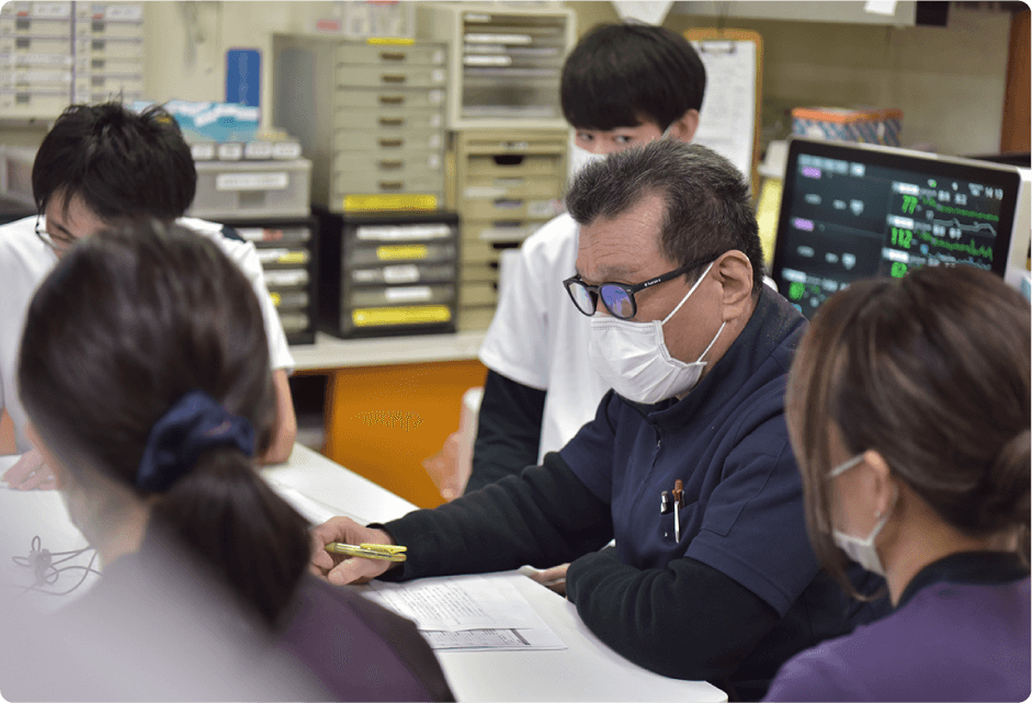 仕事の説明をするスタッフの写真