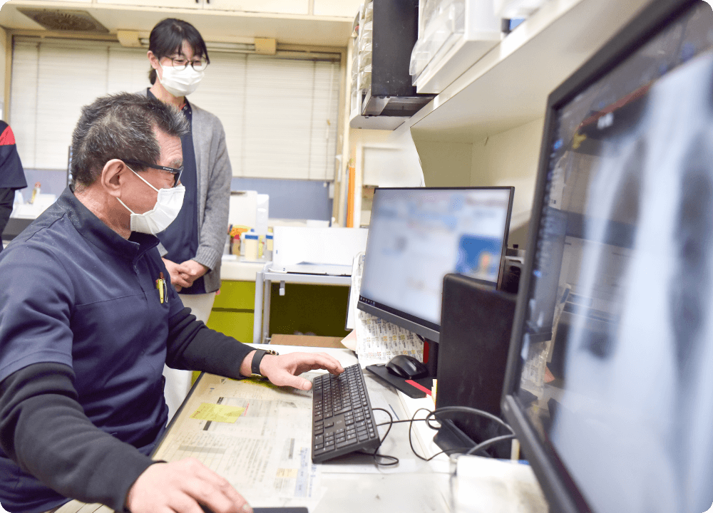 パソコンを操作する医師の写真