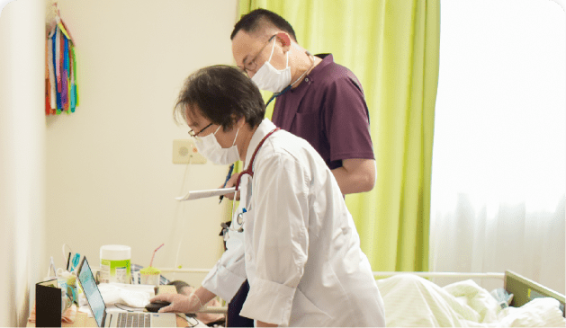 患者を診察する医師の写真