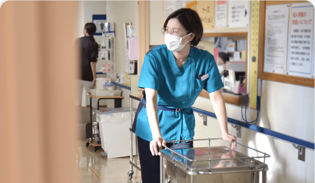 備品を移動するスタッフの写真