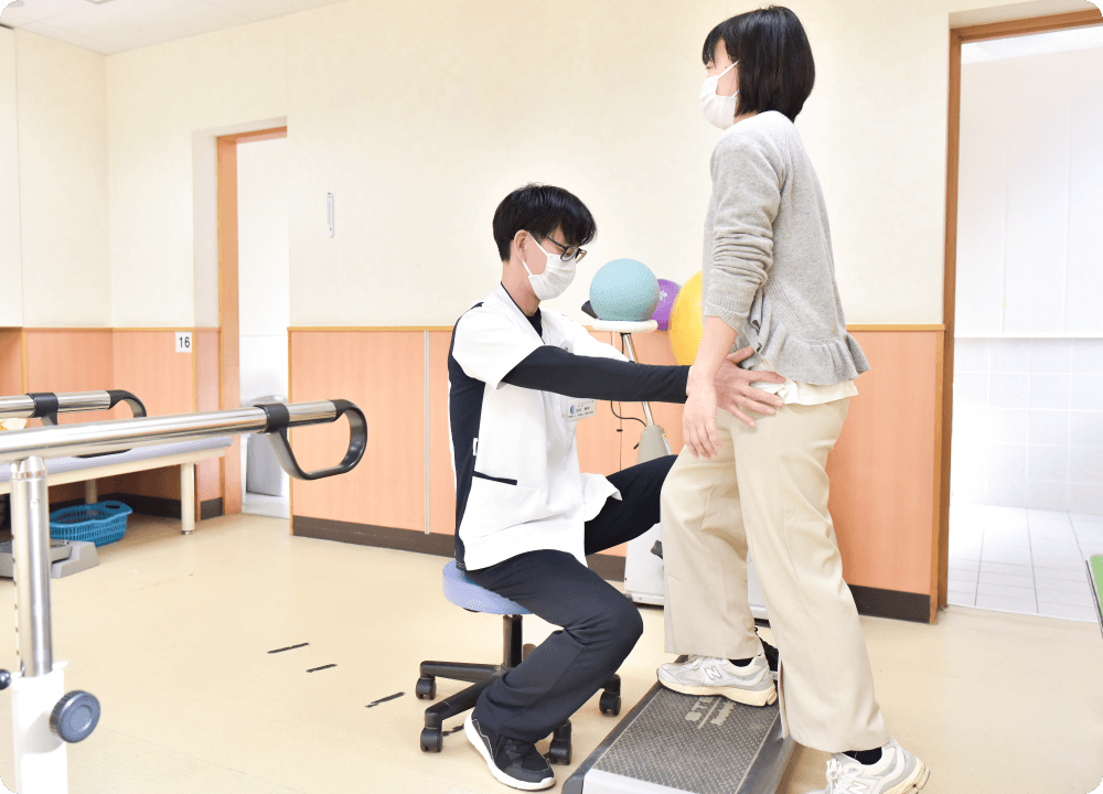 リハビリ中の患者とスタッフの写真