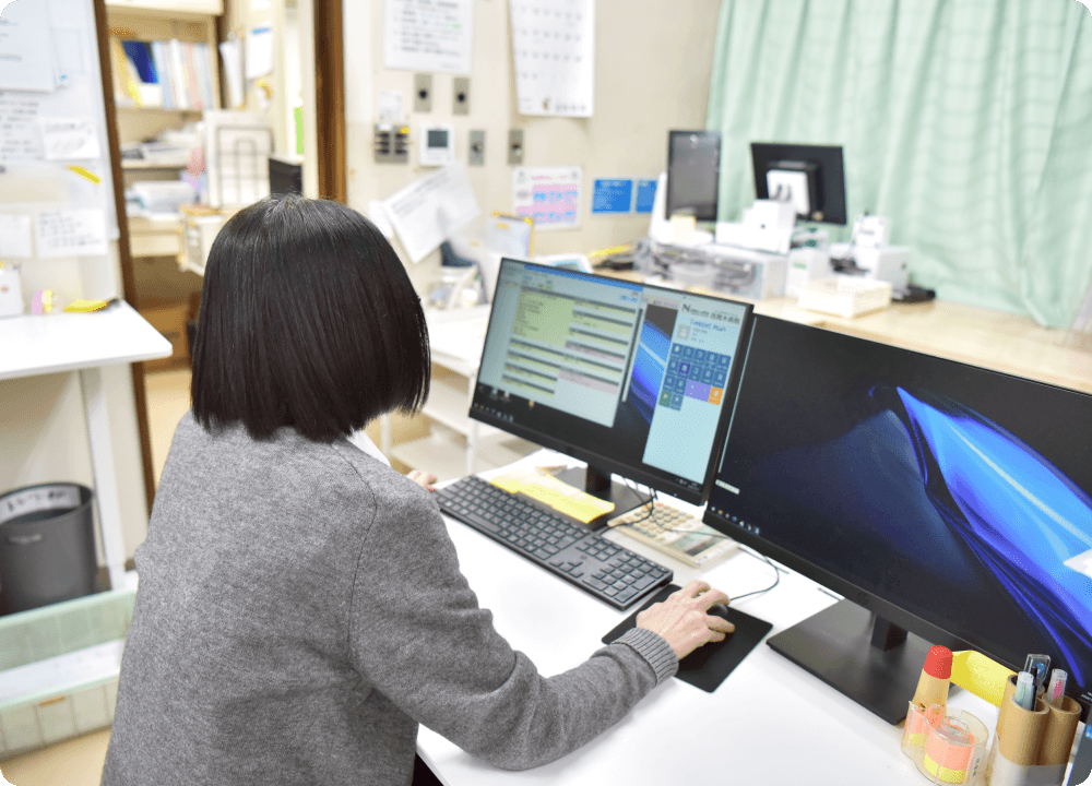 パソコンを操作するスタッフの写真