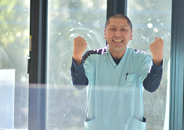 スタッフの笑顔の写真